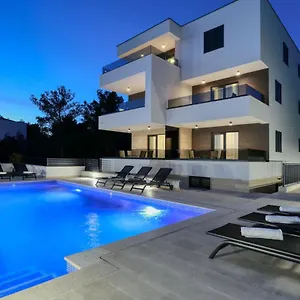 https://villa-ankora-biograd-na-moru.hotelinzadar.com
